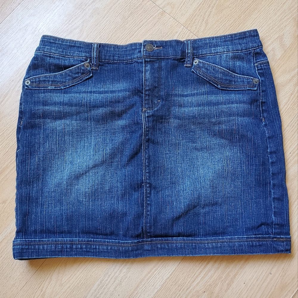 Tommy Hilfiger Woman's Size 14 Denim Mini Skirt.